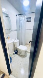 a bathroom with a toilet and a sink at Estudio KliBeño in Cartagena de Indias