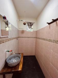 a bathroom with a sink in a room at Coco Viejo Posada in San Pedro Pochutla