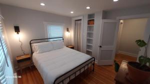 Llit o llits en una habitació de The Meeker House (Charming 3/4 Bedroom Home)