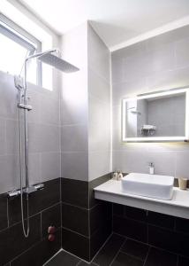 y baño con lavabo y espejo. en Hai Duong Vung Tau Hotel - Khách sạn Hải Dương Vũng Tàu en Vung Tau