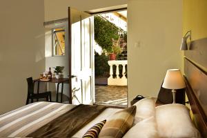 1 dormitorio con 1 cama y puerta que da a un patio en Casa de Avila en Arequipa