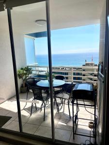 ビーニャデルマールにあるDepartamento Cochoa-Renovado Octubre2023の海を望むバルコニー(テーブル、椅子付)