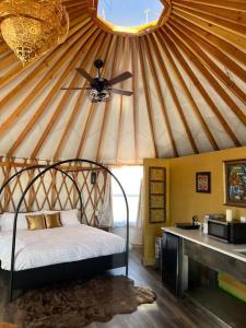 Habitación con cama en yurta con techo en The Lotus Yurt at Nomad Yurts, Lake Powell, en Big Water
