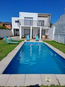 een zwembad voor een huis bij Casa en Tomé con piscina, vista al mar, equipada. in Concepción