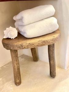 une pile de serviettes assises sur un banc en bois dans l'établissement Casa Nuup Holbox, à Holbox