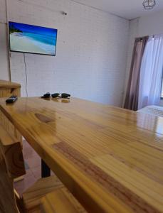 una gran mesa de madera con gafas de sol encima en Estrella del puerto en Mar del Plata