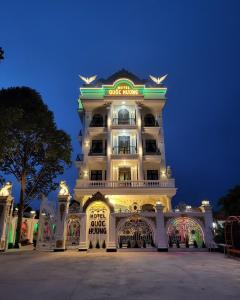 een groot wit gebouw met een bord erop bij Hotel Quốc Hương in Chợ Phước Hải