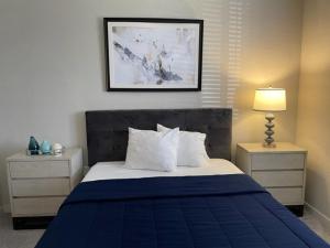 Säng eller sängar i ett rum på Stylish Modern 3bd-2ba With Amenities