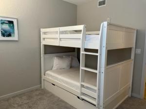 מיטה או מיטות קומותיים בחדר ב-Stylish Modern 3bd-2ba With Amenities