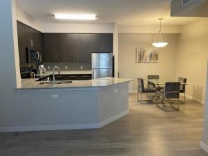 A kitchen or kitchenette at Stylish Modern 3bd-2ba With Amenities