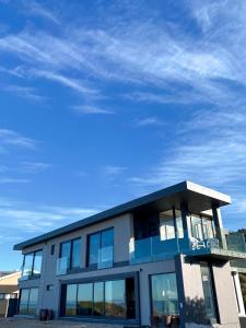 un edificio con un cielo azul en el fondo en Marien Beach House, en Glentana