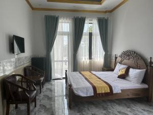 Säng eller sängar i ett rum på Hotel Quốc Hương