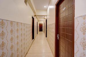 um corredor de um corredor com uma porta em Capital O Hotel Shimaya em Mājra