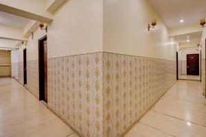 um corredor com uma parede com um padrão em Capital O Hotel Shimaya em Mājra