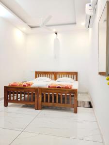 a bedroom with a wooden bed in a room at MARARI YOGA HOMESTAY in Mararikulam