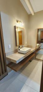 ein Bad mit einem Waschbecken und einem Spiegel in der Unterkunft Vista Alegre Natural Resort - Bungalows in Independencia