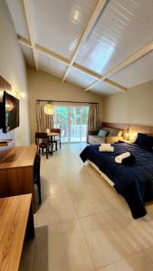 1 dormitorio grande con 1 cama y comedor en Vista Alegre Natural Resort - Bungalows, en Independencia