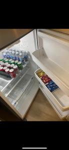 einen offenen Kühlschrank mit Getränken und Speisen in der Unterkunft Sapphire desire in Indianapolis