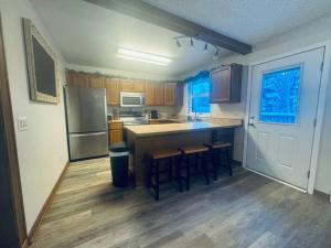 een keuken met een koelkast en een tafel en stoelen bij Northern Knights in Fairbanks