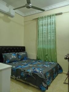 sypialnia z łóżkiem i wentylatorem sufitowym w obiekcie D'HYA HOMESTAY w mieście Alor Setar