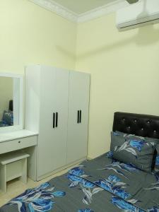 sypialnia z łóżkiem i białą szafką w obiekcie D'HYA HOMESTAY w mieście Alor Setar