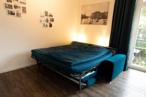 ein kleines Bett in einem Zimmer mit Fenster in der Unterkunft L.E. Home II in Leipzig