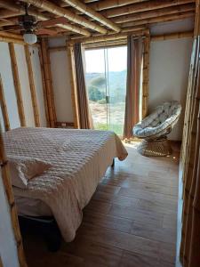 1 dormitorio con cama y ventana grande en Casa Yemaya, Vichayito, en Vichayito