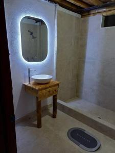 y baño con lavabo y espejo. en Casa Yemaya, Vichayito, en Vichayito