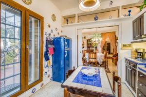 Kuchyň nebo kuchyňský kout v ubytování Villa Paola Private Pool Gym in Chianti - Happy Rentals