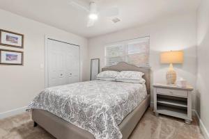 - une chambre avec un lit, une lampe et une fenêtre dans l'établissement Exceptional 3BR on Eastside, à Bartlesville