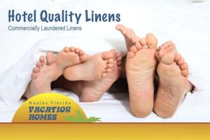 deux paires de pieds posés sur un lit dans l'établissement Sorrento Cabana, à Naples 7 autres photos