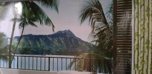 desde un balcón con palmeras y vistas a la montaña en QUICKSHAPE FITNESS GYM/QUICKSHIELD HOMESTAY, en Naga