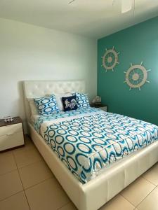 a bedroom with a bed with a nautical wall at Majestuoso Apto. en el Complejo Marbella, Juan Dolio in Juan Pedro