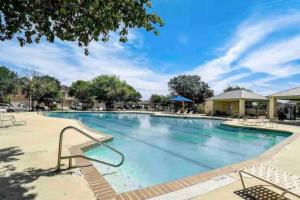duży basen w ośrodku z krzesłami i drzewami w obiekcie “Casa Linda” Relaxing stay in a friendly community w mieście San Antonio
