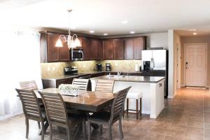 Una cocina con mesa y sillas y un refrigerador. en “Casa Linda” Relaxing stay in a friendly community, en San Antonio