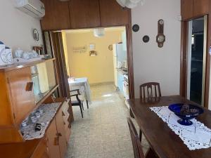 Una cocina con una mesa y un comedor. en Casa Rosa, en Alta Gracia 1 foto más