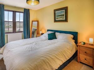 Un pat sau paturi într-o cameră la 4 Bed in Burry Port 87048