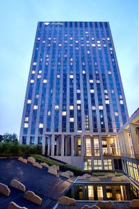 Un edificio alto con molte finestre davanti di Shama Heda Serviced Apartment a Hangzhou