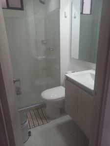 een badkamer met een toilet, een douche en een wastafel bij Apartamento cómodo con todo lo que necesitas y con piscina in Ricaurte