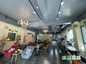 a restaurant with tables and chairs in a room at 屏東潮州民宿-綠品文旅Green Inn in Chaozhou