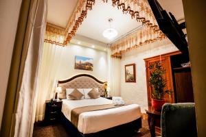 um quarto com uma cama grande num quarto em G Hotels Collect em Arequipa