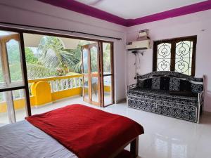 sypialnia z łóżkiem i dużym oknem w obiekcie Beach front villa w mieście Calangute