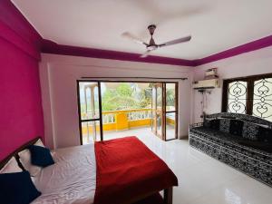 um quarto com uma cama e um sofá em Beach front villa em Calangute