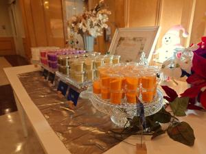 eine Gruppe Gläser Orangensaft auf dem Tisch in der Unterkunft ホテルシエル沼津店 -大人専用- in Numazu