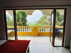 卡蘭古特的住宿－Beach front villa，带阳台的客房设有一扇门