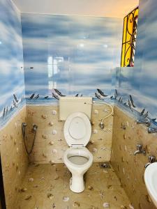 カラングートにあるBeach front villaのバスルーム(トイレ、洗面台付)