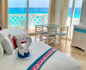 una habitación de hotel con dos cisnes en una cama en Beachside Apartments Cancun, en Cancún