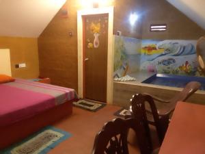 希卡杜瓦的住宿－By The C' Cabanas，一间卧室配有一张床和一个浴缸