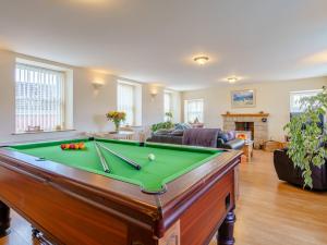 a living room with a pool table at 2 Bed in Ayton 77427 in Ayton