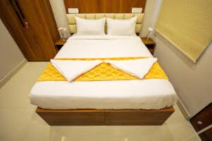 Hotel Jataka Inn , Bodh Gaya في بود جايا: غرفة نوم بسريرين في غرفة